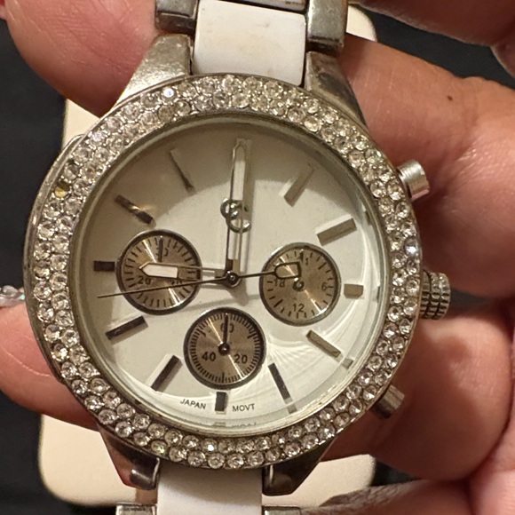 Elegant Silver and White Women's Watch - Picture 5 of 17
